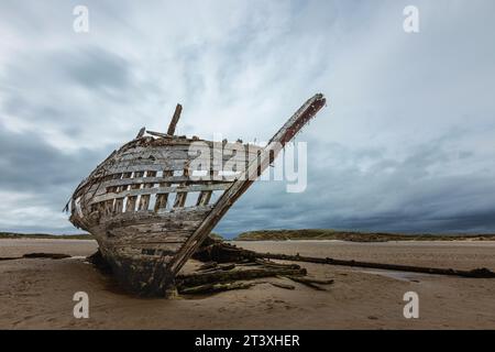Bád Eddie, noto anche come Eddie's Boat, è un famoso relitto situato sulla Magheraclogher Beach a Gweedore, contea di Donegal, Irlanda. Foto Stock
