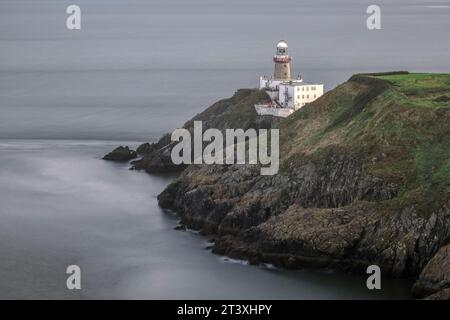 Il faro di Baily è un faro situato a Howth Head, all'estremità della penisola di Howth nella baia di Dublino, in Irlanda. Foto Stock