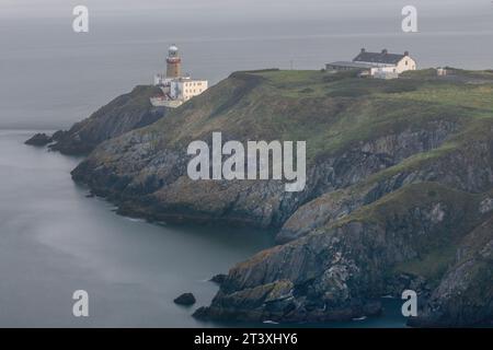 Il faro di Baily è un faro situato a Howth Head, all'estremità della penisola di Howth nella baia di Dublino, in Irlanda. Foto Stock