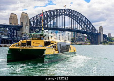 Catamarano del porto di Sydney con gli archi in acciaio del Sydney Harbour Bridge sullo sfondo, Sydney Harbour, Sydney, Australia Foto Stock