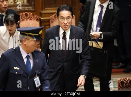 Tokyo, Giappone. 27 ottobre 2023. Il primo ministro giapponese Fumio Kishida arriva alla sessione del comitato di bilancio della camera bassa alla dieta Nazionale di Tokyo venerdì 27 ottobre 2023. (Foto di Yoshio Tsunoda/AFLO) Foto Stock