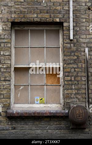 Una finestra su cui è possibile trovare una vecchia gioielleria, Leather Lane, Hatton Garden, Londra, Regno Unito. 20 novembre 2022 Foto Stock