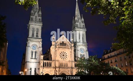 Parigi, Francia, giugno 2022. Affascinante ripresa notturna della facciata della chiesa di Sant'Ambroise. Foto Stock