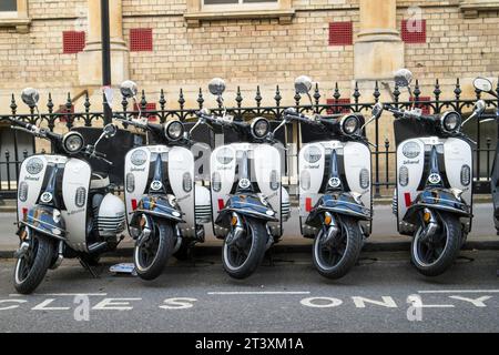 Una fila di scooter per la consegna della pizza parcheggiati in una strada nel centro di Londra, Inghilterra, Regno Unito Foto Stock