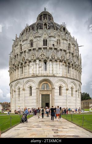 Il babtisterium sulla famosa Piazza dei Miracoli, Pisa, Italia Foto Stock