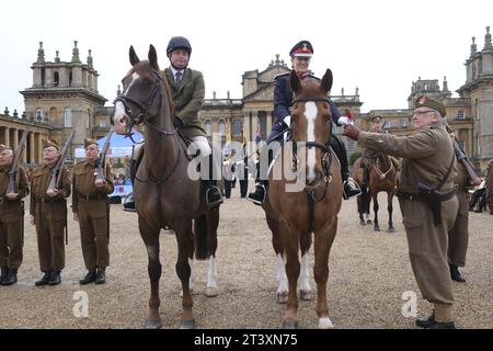 L'appello della British Legion Poppy di Oxford, con il lord luogotenente a cavallo, lanciò a Blenheim Palace, Woodstock, oxfordshire. 27 ottobre 2023 Foto Stock