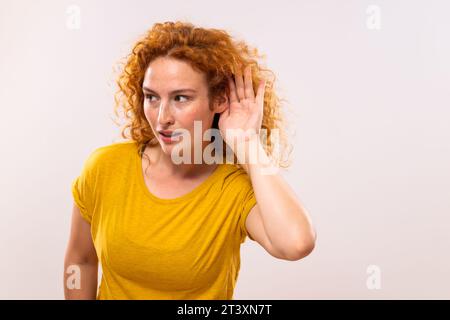 Immagine di una zenzero sorpreso che ascolta qualcosa. Foto Stock