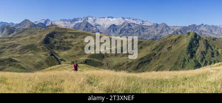 Escursionisti di fronte al massiccio di Maladeta, Montcorbison, Valle dell'Aran, provincia di Lérida, Spagna. Foto Stock