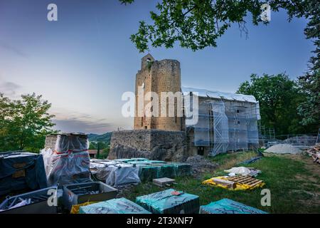 Notre-Dame de Vals, chiesa romanica semi-rupestre del X secolo, Vals, Midi-Pyrénées, dipartimento Ariège, Repubblica francese, Europa. Foto Stock