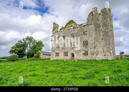 Castello di Leamaneh, torre House del XV secolo, The Burren, County Clare, Irlanda, Regno Unito. Foto Stock