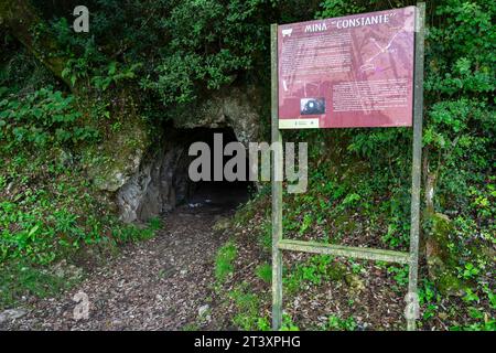 Foce di una vecchia miniera, miniera di costante, Parco Paleolitico della Cueva del Valle, Rasines, Cantabria, Spagna. Foto Stock