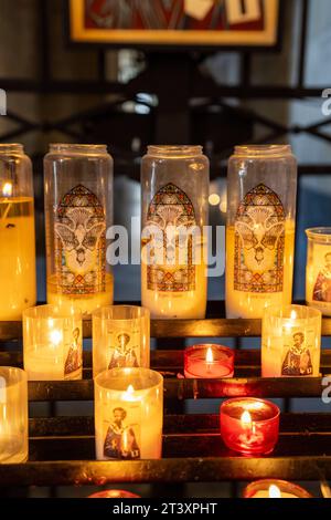 Candele votive, Basilica di San Sernín, Tolosa, alta Garonna, Repubblica francese, Europa. Foto Stock