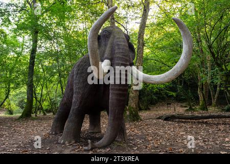 Figura di un mammut a grandezza naturale, Parco paleolitico della Cueva del Valle, Rasines, Cantabria, Spagna. Foto Stock