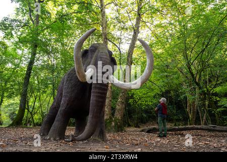Figura di un mammut a grandezza naturale, Parco paleolitico della Cueva del Valle, Rasines, Cantabria, Spagna. Foto Stock