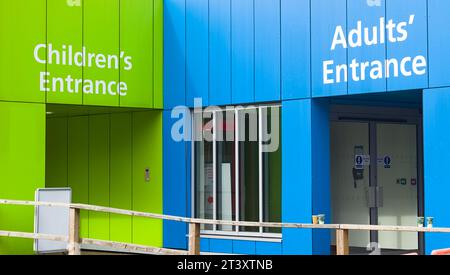 Ingresso separato per bambini e adulti al reparto di emergenza e incidente del Southampton General Hospital Southampton Regno Unito Foto Stock