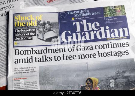 "Il bombardamento di Gaza continua tra i colloqui per liberare più ostaggi" il quotidiano Guardian prima pagina di Israele articolo di guerra 24 ottobre 2023 Londra Regno Unito Foto Stock