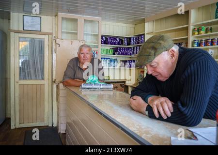 Uomini anziani in commercio - Pub, Eyeries, Beara Peninsula, County Cork, Irlanda, Regno Unito. Foto Stock