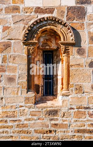 Dettagli finestra. L'antica collegiata di San Salvador, l'attuale chiesa parrocchiale, situata nella città di San Salvador de Cantamuda. Uno dei più imp Foto Stock