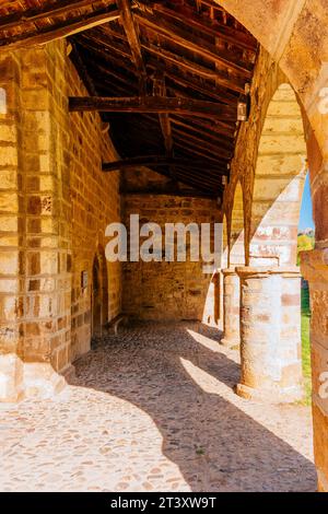 Dettaglio atrio. L'antica collegiata di San Salvador, l'attuale chiesa parrocchiale, situata nella città di San Salvador de Cantamuda. Uno dei più imp Foto Stock