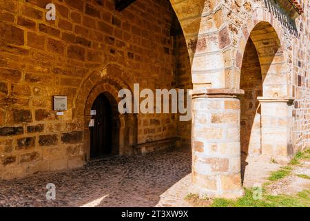 Dettaglio atrio. L'antica collegiata di San Salvador, l'attuale chiesa parrocchiale, situata nella città di San Salvador de Cantamuda. Uno dei più imp Foto Stock