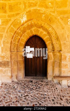 Ingresso principale. L'antica collegiata di San Salvador, l'attuale chiesa parrocchiale, situata nella città di San Salvador de Cantamuda. Uno dei più imp Foto Stock