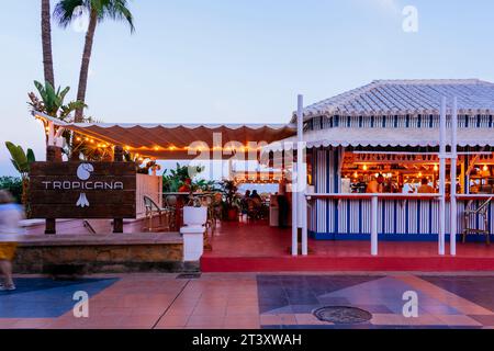 Bar sulla spiaggia Tropicana sul lungomare la Carihuela. Torremolinos, Málaga, Andalucía, Spagna, Europa Foto Stock