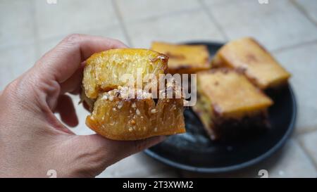 martabak dolce con salsa di cioccolato e arachidi, delizioso Foto Stock