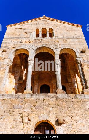 Dettaglio. Chiesa di Santa Maria al Monte Naranco - Iglesia de Santa María del Naranco è un edificio asturiano pre-romanico sul pendio del Monte Naranco. R Foto Stock