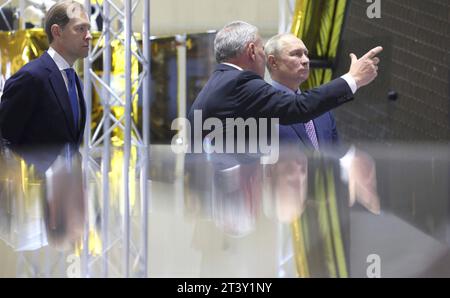 Korolyov, Russia. 27 ottobre 2023. Il capo di Roscosmos Yuri Borisov, centro, sottolinea una caratteristica al presidente russo Vladimir Putin, a destra, come vice primo ministro Denis Manturov, a sinistra, guarda durante un tour della Rocket and Space Corporation, 27 ottobre 2023 a Korolyov, Oblast' di Mosca, Russia. Crediti: Gavriil Grigorov/Cremlino Pool/Alamy Live News Foto Stock