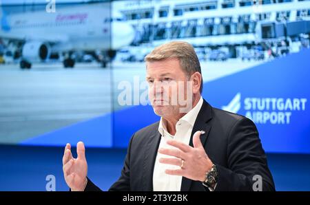 Stoccarda, Germania. 27 ottobre 2023. Jens Bischof, CEO della compagnia aerea Eurowings, parla dello sviluppo dell'industria aerea in una conferenza stampa. Crediti: Bernd Weißbrod/dpa/Alamy Live News Foto Stock