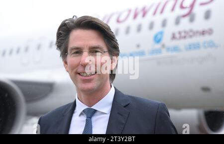 Stoccarda, Germania. 27 ottobre 2023. Ulrich Heppe, l'amministratore delegato dell'aeroporto di Stoccarda, si trova sul piazzale di fronte a un aereo della compagnia aerea Eurowings. Durante una conferenza stampa, Heppe ha parlato dello sviluppo del settore delle compagnie aeree. Crediti: Bernd Weißbrod/dpa/Alamy Live News Foto Stock