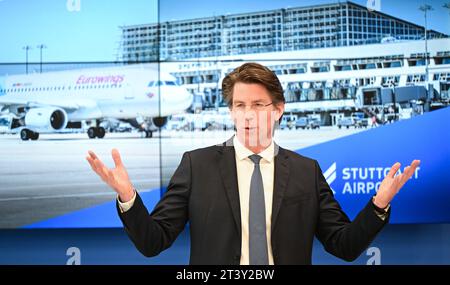 Stoccarda, Germania. 27 ottobre 2023. Ulrich Heppe, Amministratore delegato dell'aeroporto di Stoccarda, parla in una sala conferenze dell'aeroporto durante una conferenza stampa. I temi sono lo sviluppo attuale per l'aeroporto e le tendenze che stanno emergendo nel settore. Crediti: Bernd Weißbrod/dpa/Alamy Live News Foto Stock