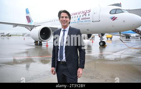 Stoccarda, Germania. 27 ottobre 2023. Ulrich Heppe, l'amministratore delegato dell'aeroporto di Stoccarda, si trova sul piazzale di fronte a un aereo della compagnia aerea Eurowings. Durante una conferenza stampa, Heppe ha parlato dello sviluppo del settore delle compagnie aeree. Crediti: Bernd Weißbrod/dpa/Alamy Live News Foto Stock