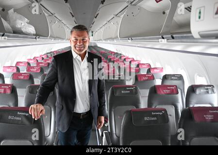 Stoccarda, Germania. 27 ottobre 2023. Jens Bischof, CEO della compagnia aerea Eurowings, si trova in un aereo Eurwings. In una conferenza stampa, Bischof ha parlato dello sviluppo del settore delle compagnie aeree. Crediti: Bernd Weißbrod/dpa/Alamy Live News Foto Stock