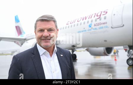 Stoccarda, Germania. 27 ottobre 2023. Jens Bischof, CEO della compagnia aerea Eurowings, si trova sul piazzale di fronte a un aereo Eurowings. Durante una conferenza stampa, Bischof ha parlato dello sviluppo del settore delle compagnie aeree. Crediti: Bernd Weißbrod/dpa/Alamy Live News Foto Stock