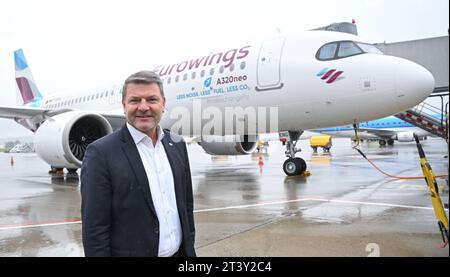 Stoccarda, Germania. 27 ottobre 2023. Jens Bischof, CEO della compagnia aerea Eurowings, si trova sul piazzale di fronte a un aereo Eurowings. Durante una conferenza stampa, Bischof ha parlato dello sviluppo del settore delle compagnie aeree. Crediti: Bernd Weißbrod/dpa/Alamy Live News Foto Stock