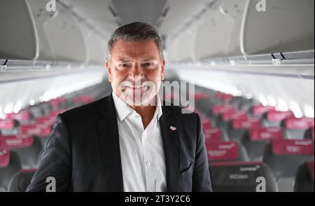 Stoccarda, Germania. 27 ottobre 2023. Jens Bischof, CEO della compagnia aerea Eurowings, si trova in un aereo Eurwings. In una conferenza stampa, Bischof ha parlato dello sviluppo del settore delle compagnie aeree. Crediti: Bernd Weißbrod/dpa/Alamy Live News Foto Stock