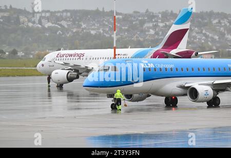 Stoccarda, Germania. 27 ottobre 2023. Le macchine delle compagnie aeree Eurowings e KLM si trovano sul piazzale dell'aeroporto di Stoccarda. Le vacanze autunnali iniziano a Baden-Württemberg. Crediti: Bernd Weißbrod/dpa/Alamy Live News Foto Stock