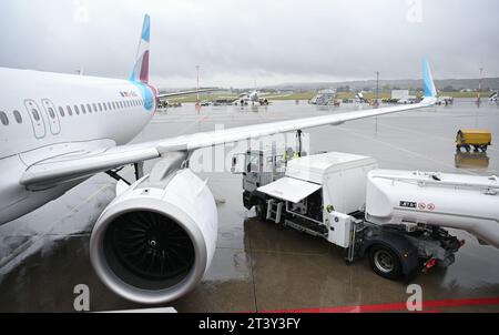 Stoccarda, Germania. 27 ottobre 2023. Un aereo della compagnia aerea Eurowings si trova sul piazzale dell'aeroporto di Stoccarda. Le vacanze autunnali iniziano a Baden-Württemberg. Crediti: Bernd Weißbrod/dpa/Alamy Live News Foto Stock