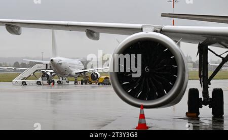 Stoccarda, Germania. 27 ottobre 2023. Le macchine della compagnia aerea Eurowings si trovano sul grembiule dell'aeroporto di Stoccarda. Le vacanze autunnali iniziano a Baden-Württemberg. Crediti: Bernd Weißbrod/dpa/Alamy Live News Foto Stock