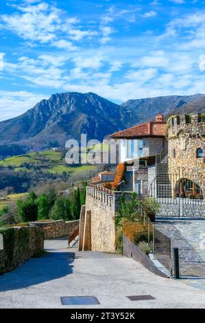 Rurale Puebloastur Eco-Resort Hotel & Spa situato nel villaggio di Cofino. Splendido paesaggio vallato sullo sfondo. Foto Stock