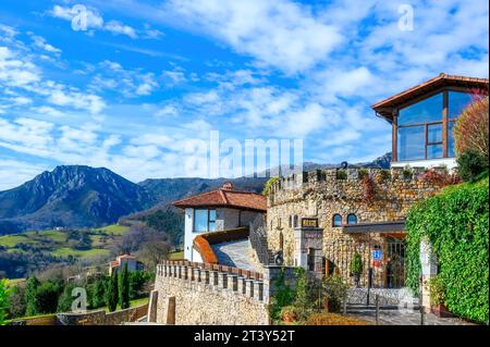 Rurale Puebloastur Eco-Resort Hotel & Spa situato nel villaggio di Cofino. Splendido paesaggio vallato sullo sfondo. Foto Stock