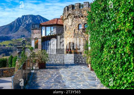 Rurale Puebloastur Eco-Resort Hotel & Spa situato nel villaggio di Cofino. Splendido paesaggio vallato sullo sfondo. Foto Stock