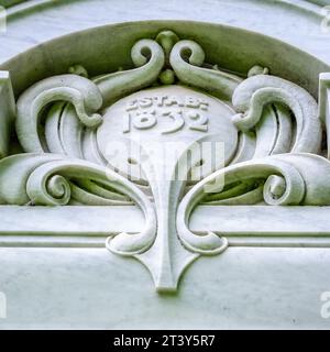 Toronto, Canada, decorazione in pietra di marmo sulla cima di un antico cancello o porta. La struttura architettonica faceva parte di un edificio fondato nel 1832. (P Foto Stock