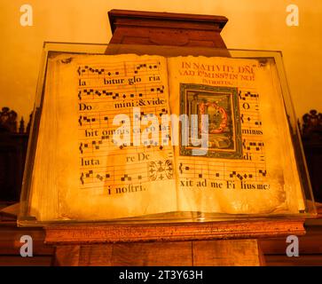 Cattedrale di Murcia, Spagna. Apri un libro antico con note musicali di un inno religioso. Foto Stock