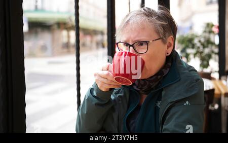 Aeltere Frau, Best Ager, sitzt in Cafe, trinkt Kaffee, Parigi, Frankreich Aeltere Frau, Best Ager, sitzt in Cafe, trinkt Kaffee, Parigi, Frankreich *** donna più anziana, Best Ager, seduta in caffetteria, bere caffè, Parigi, Francia donna più anziana, Best Ager, seduta in un bar, bevendo caffè, Parigi, credito Francia: Imago/Alamy Live News Foto Stock