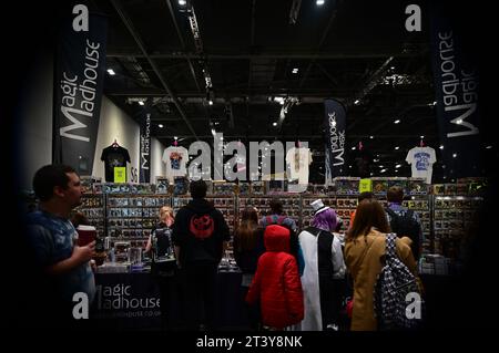 Excel London, Regno Unito. 27 ottobre 2023. MCM Comic con London 2023 all'Excel di Londra, Regno Unito, è frequentato da migliaia di persone che indossano i loro costumi preferiti. Credito: Vedere li/Picture Capital/Alamy Live News Foto Stock