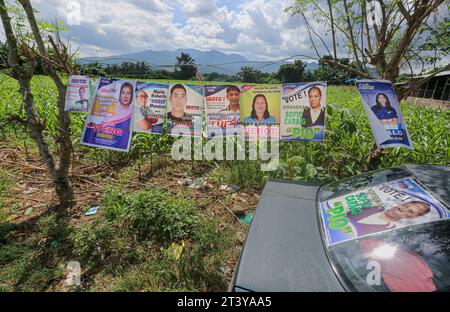 San Pablo, Filippine. 27 ottobre 2023: Ultimi giorni di campagna prima delle 30 elezioni di Barangays e Sangguniang Kabataan (BSKE) di lunedì. Il barangay è la più piccola divisione amministrativa delle Filippine, ma l'elezione del presidente e dei consiglieri può essere una fonte di violenza nel paese. La Commissione per le elezioni (Comelec) supervisiona tutte le attività della campagna elettorale. La polizia segnala dozzine di incidenti violenti e almeno 8 morti in relazione alle elezioni. Fino a 1.841 persone sono state arrestate per il trasporto di armi da fuoco nonostante il divieto di armi da fuoco e 5.532 armi da fuoco sequestrate.credito: Kevin Izorce/Alamy Live News Foto Stock