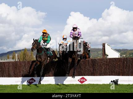 Jetronic (a destra) guidato da Harry Cobden insieme ad al Zaraqaan guidato da Jonathan England durante il Novices' Chase squareintheair.com all'ippodromo di Cheltenham. Data immagine: Venerdì 27 ottobre 2023. Foto Stock