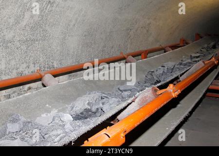 TANGSHAN - 18 OTTOBRE: Il nastro trasportatore di carbone nei 70 metri sotterranei nel parco minerario nazionale di Kailuan il 18 ottobre 2013, tangshan City, hebei Foto Stock